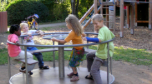 Fröhlich spielende Kinder